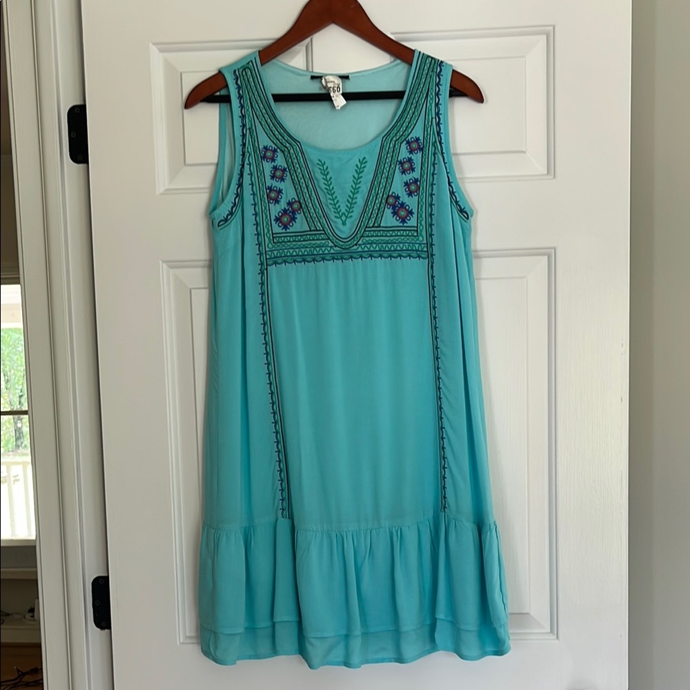 Super Cute Embroidered Dress with Ruffle Bottom Excellent Condition